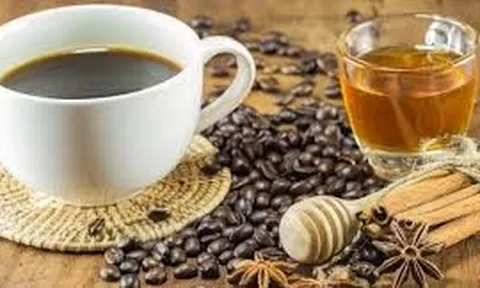 Uống cà phê pha mật ong có tốt không? Điều gì xảy ra với cơ thể khi thay đường bằng mật ong?