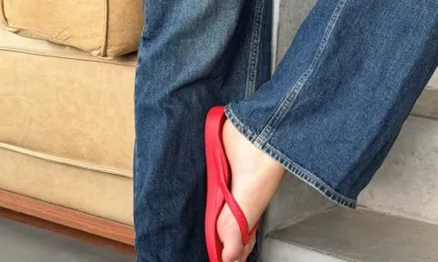 Dép xỏ ngón đỏ gây sốt hè 2026: Món đồ nhỏ nhưng đủ sức "cứu" cả outfit