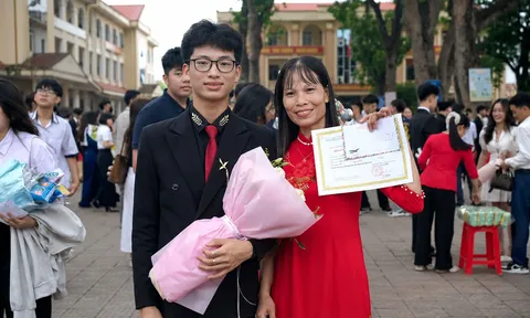 Thủ khoa A00 duy nhất đạt 30 điểm tiết lộ cách học ít nhưng hiệu quả: "Mỗi ngày chỉ làm một đề"
