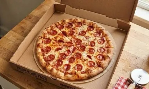 Hộp pizza luôn là hình vuông, còn bánh lại hình tròn? Câu trả lời hóa ra liên quan đến chi phí và vận chuyển