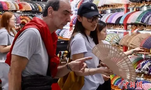 Paris nóng 40 độ, quạt xếp Trung Quốc "lên ngôi"