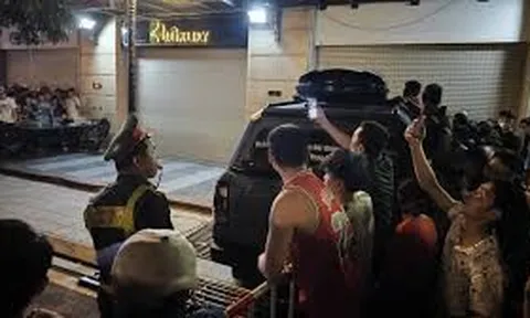 Hiện trường quanh nhà Huấn Hoa Hồng biến thành "sân khấu livestream", hàng trăm người kéo đến theo dõi xuyên đêm