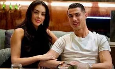 10 năm yêu nhau, Ronaldo và Georgina kết hôn theo cách chẳng giống một đám cưới siêu sao
