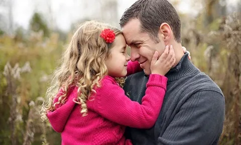 Vì sao con gái thường quấn bố hơn mẹ? 3 điều mẹ nên thay đổi trước khi thấy mình bị “ra rìa”