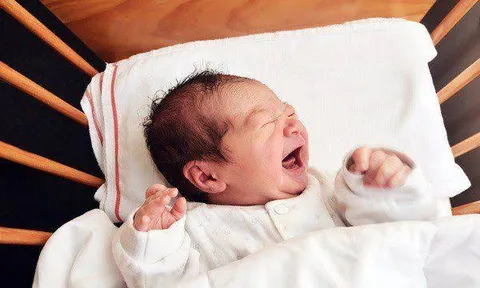 Bé cứ tối đến là khóc ngằn ngặt, cha mẹ nên kiểm tra 5 điều này trước khi nghĩ con “phải vía”