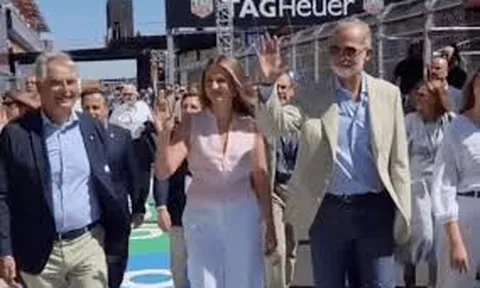 Leonor và Sofía hiếm hoi xuất hiện đời thường bên Vua Felipe VI giữa ngày hội F1