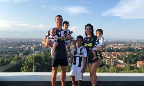 Các con Ronaldo vô tư chơi bên tủ túi Hermès đắt đỏ của mẹ