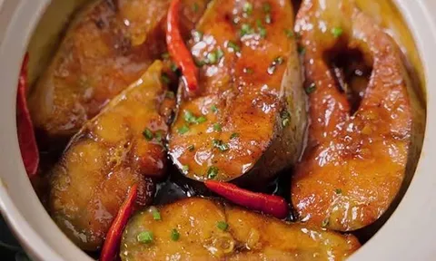 Muốn cá kho mềm rục cả xương mà miếng cá không nát, đừng bỏ qua 3 lần “nghỉ” trong quá trình kho