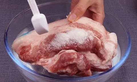 Ngâm thịt nước muối: Pha sai tỷ lệ có thể khiến thịt khô và mặn