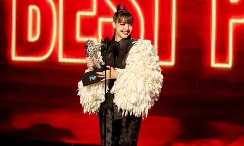 Lisa vừa lập kỷ lục ở VMAs, một chàng trai bất ngờ xuất hiện phía sau sân khấu