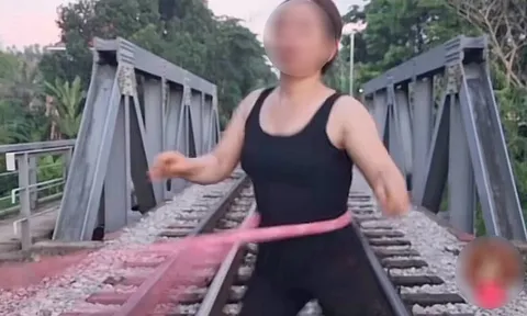 Thản nhiên tập thể dục trên đường ray tàu hỏa, người phụ nữ bị công an "triệu tập"