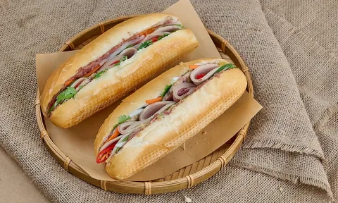 Hơn 40 người ngộ độc sau khi ăn bánh mì: Hai chủ cơ sở bị xử phạt hơn 50 triệu đồng