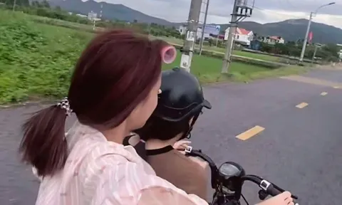 Thản nhiên dùng chân lái xe máy điện, nữ sinh lớp 9 bị lập biên bản
