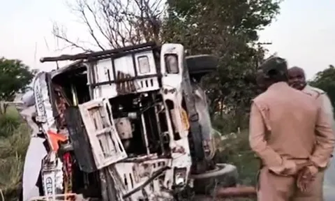 Xe chở khách nát vụn sau cú đâm trực diện xe tải, ít nhất 6 người thiệt mạng