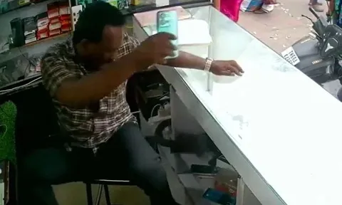 Đang dùng điện thoại bỗng nhìn xuống chân, người đàn ông hoảng loạn tháo chạy vì thứ không ngờ tới