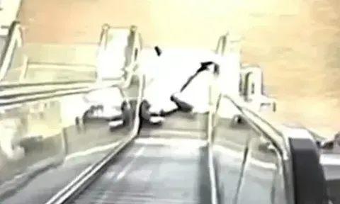 Vụ người đàn ông thiệt mạng sau khi mắc kẹt vào thang cuốn: Camera ghi lại cảnh gây phẫn nộ