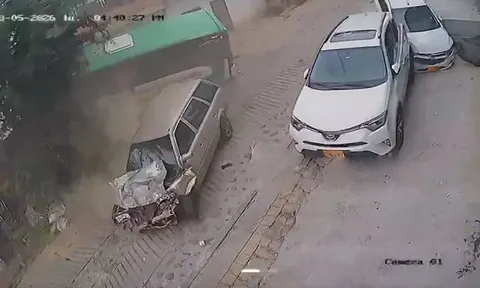 Vụ xe buýt đâm trúng 4 ô tô, 17 người thương vong: Hiện trường hỗn loạn, camera ghi lại cảnh tượng đau lòng