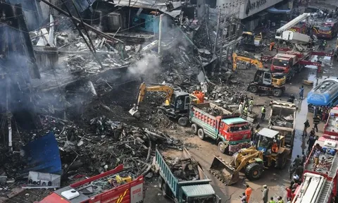 Vụ bé trai 11 tuổi nghi nghịch que diêm làm cháy trung tâm thương mại, 72 người chết: Nhân chứng nói gì?