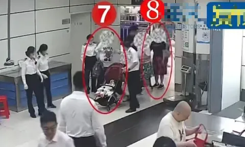 Thấy kiều nữ bước đi bất thường, hải quan vén váy kiểm tra và tá hỏa với bí mật quấn quanh đùi