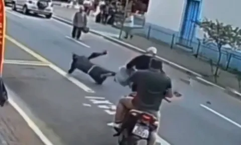 Cướp túi xách táo tợn giữa phố, tên trộm nhận ngay "cái kết đắng" chỉ vì một cái thò chân