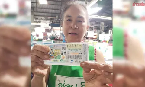 Danh tính bà bán chuối chiên "hot" nhất MXH: Mua vé số cho vui ai ngờ thành tỷ phú phút chốc
