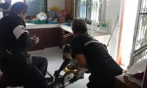 Bí ẩn rợn tóc gáy dưới bồn rửa bát khiến người phụ nữ 59 tuổi phải gọi cảnh sát khẩn cấp