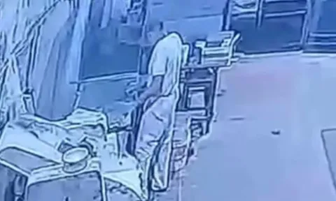 Thò tay vào máy trộn bột đang hoạt động, nam công nhân bị cuốn tử vong: Camera ghi lại cảnh kinh hãi