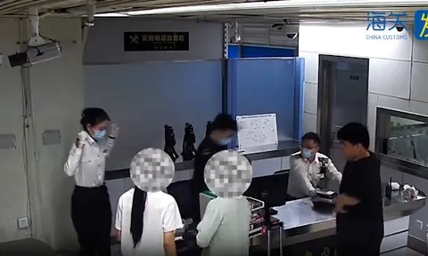 "Bí mật động trời" giấu trong túi quần phồng to của 2 kiều nữ