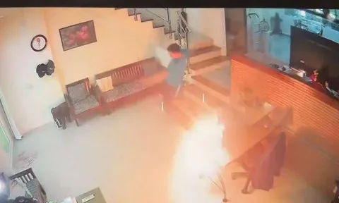 Kinh hoàng khoảnh khắc sạc dự phòng nổ như bom giữa nhà: Xem camera mà đứng tim