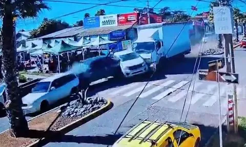 Xe tải mất lái đâm trúng 8 xe khác, 13 người bị thương: Camera ghi lại toàn bộ khoảnh khắc ám ảnh