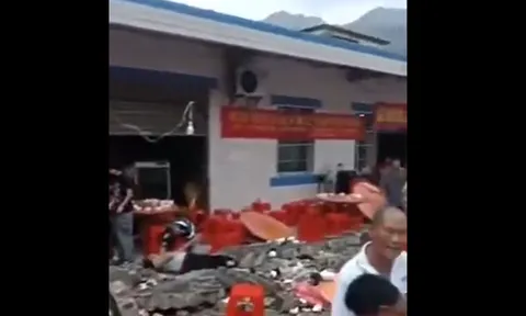 Sập tường tại tiệc mừng đỗ đại học, 5 người thiệt mạng: Hiện trường hỗn loạn