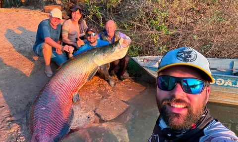 Nghẹt thở giây phút "thủy quái" 200kg kéo phăng thuyền kayak, 5 người đàn ông vật lộn mới lôi nổi lên bờ