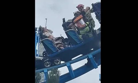 Tàu lượn siêu tốc đột ngột "tê liệt", 27 hành khách lơ lửng suốt 3 giờ ở độ cao 15 mét