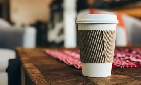 Nữ sinh trung học bị đình chỉ học vì mang ly cà phê vào lớp