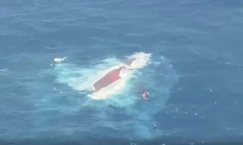 Phà chở 243 người bị lật ngoài khơi, 6 người thiệt mạng: Hiện trường cho thấy điều gì?
