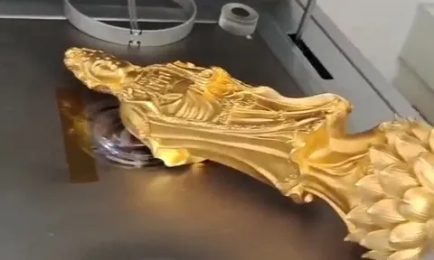 Bỏ 3,3 tỷ trúng đấu giá tượng vàng 24K, đại gia "điếng người" soi ra 80% là... đồng thau