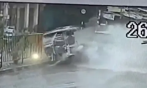 Dừng đỗ xe bên đường vì mưa ngập, tài xế xe 3 bánh tử vong thương tâm sau cú tông hất văng lên không trung