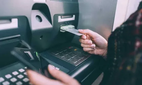 Đi rút tiền, tá hỏa phát hiện bao tải chứa 3,3 tỷ đồng bỏ quên ngay trên nóc ATM