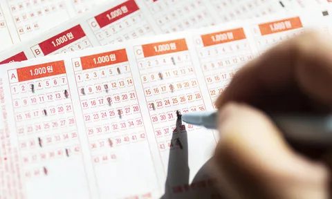 Dò vé số tưởng chỉ ẵm giải 6 an ủi, người đàn ông "sốc lịm" khi phát hiện trúng 41,5 tỷ đồng