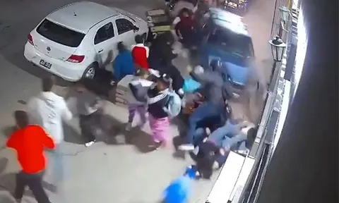 Tài xế 80 tuổi tông xe vào đám đông, 13 người bị thương: Clip hiện trường