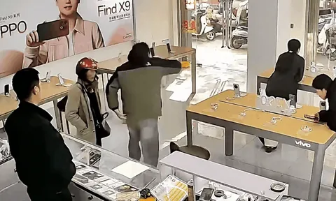 Clip cậu bé đập nát chiếc điện thoại ngay trước mặt mẹ gây xôn xao: Chủ cửa hàng kể lại toàn bộ câu chuyện