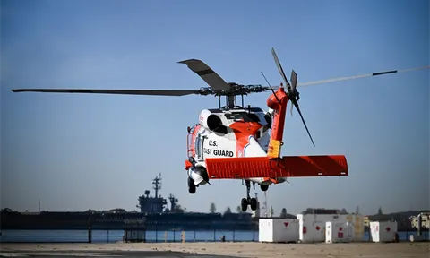 Lật thuyền ngoài khơi: 11 người mất tích, người sống sót kinh hoàng vì cá mập tấn công