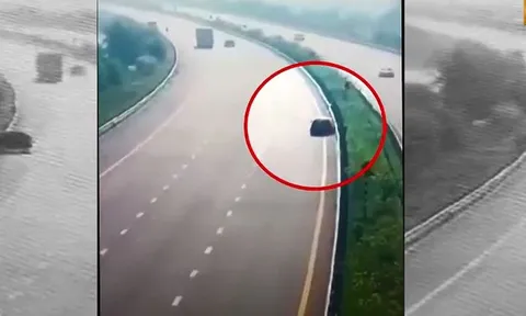 Ô tô lật úp trên cao tốc, 5 người trong một gia đình thương vong: Camera ghi lại gì?