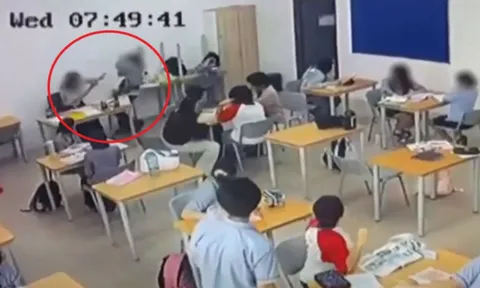 Bắt giữ nam sinh 16 tuổi dùng rìu tấn công giáo viên: Đoạn video dài 12 phút 6 giây ghi lại gì?
