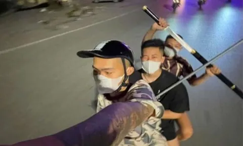 Nhóm thiếu niên mang "hàng nóng" đại náo phố đêm khiến phụ huynh "méo mặt" gánh phạt
