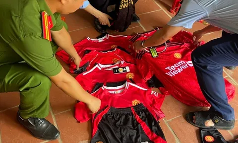 Bán 7 bộ quần áo "Manchester United", người phụ nữ bị xử phạt 10 triệu đồng