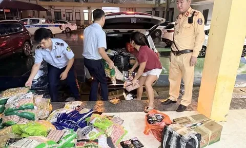 Công an kiểm tra ô tô của một phụ nữ, phát hiện sự thật "kinh hoàng" phía sau cốp