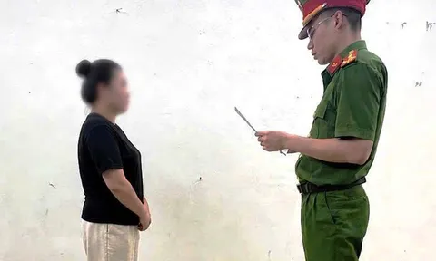 Giấu "đặc sản quý tộc" trong người, cô gái trẻ bị cảnh sát bắt quả tang