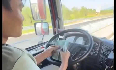 Thót tim nhìn tài xế ô tô buông tay đếm tiền trên xe đang chạy: Cục CSGT ra thông báo khẩn