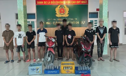 Mang hung khí khiêu khích cảnh sát tuần tra, 8 thanh thiếu niên bị tạm giữ